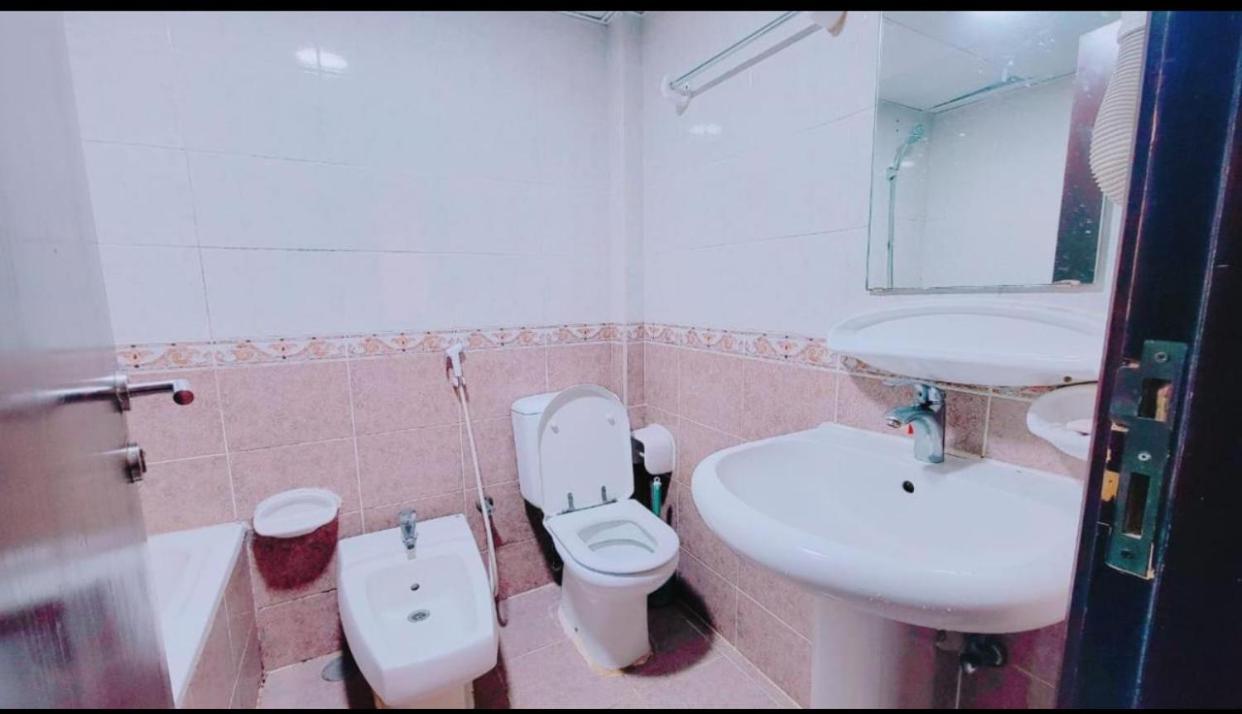 Dxb Hostel Near Adcb Metro Station Дубай Екстериор снимка